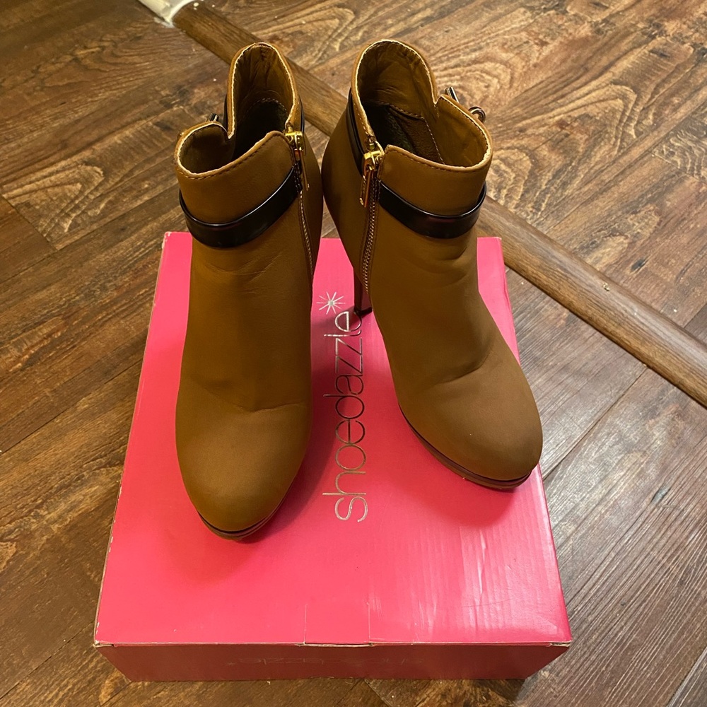 Shoe Dazzle Booties Size 6